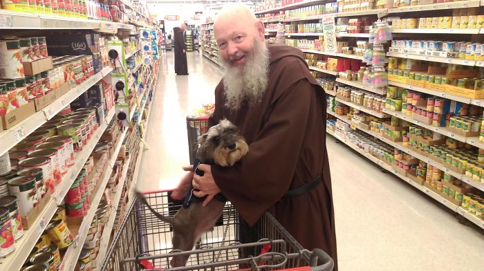 A este monje le encantó mi perro y me paró en mitad de la tienda