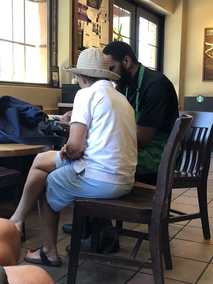 This Starbucks Employee Spending 15 Minutes Teaching An Older Lady How To Use Their App Is The Real MVP