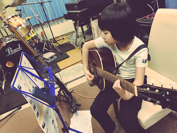 Internet Is Cheering For This 8-year-old Japanese Girl Who Stuns Led Zeppelin Lead Singer By Nailing His Song