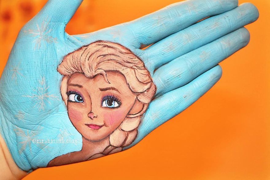 Girl On A Wheelchair Paints Her Hands With 3d Effects