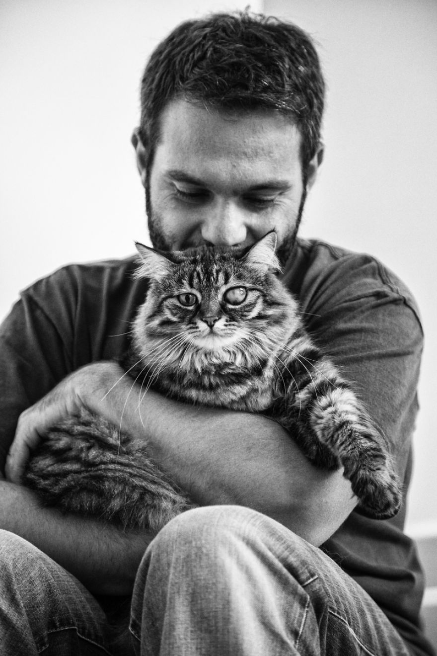 I Photographed A Very Special Crazy Cat Gentleman And His Beloved Pets