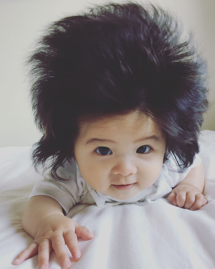 This baby hairy will be the cutest thing youll ever see today 5b5030004313e  700 - Ela ficou conhecida na Internet como o bebê mais cabeludo do mundo