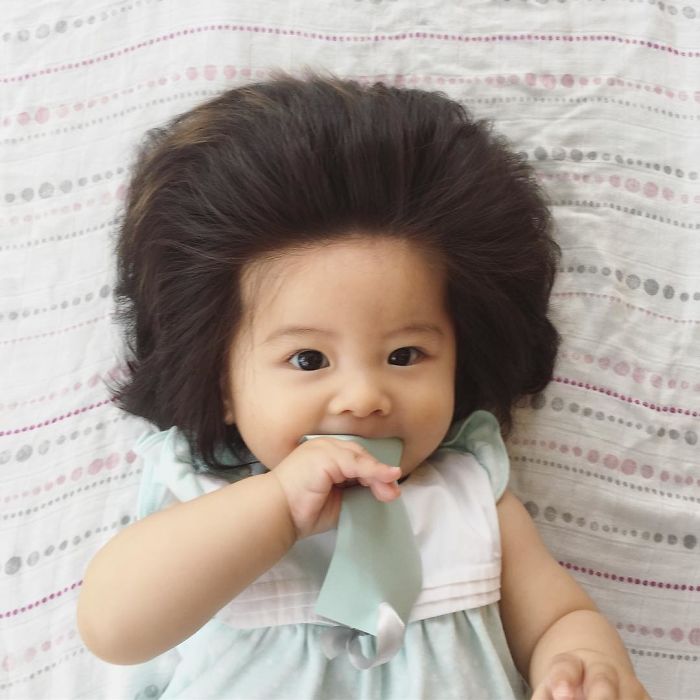 This baby hairy will be the cutest thing youll ever see today 5b503036a874c  700 - Ela ficou conhecida na Internet como o bebê mais cabeludo do mundo