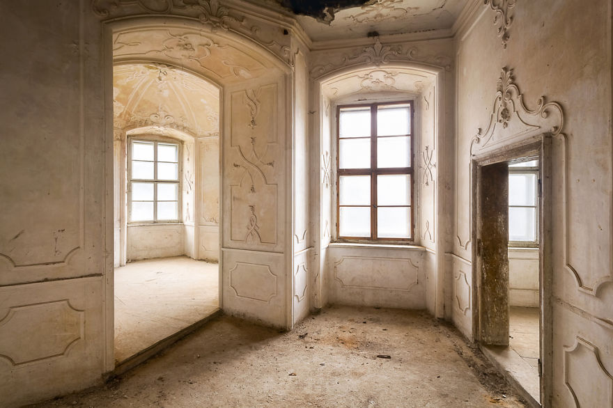 Lovely Details In This Abandoned Palace