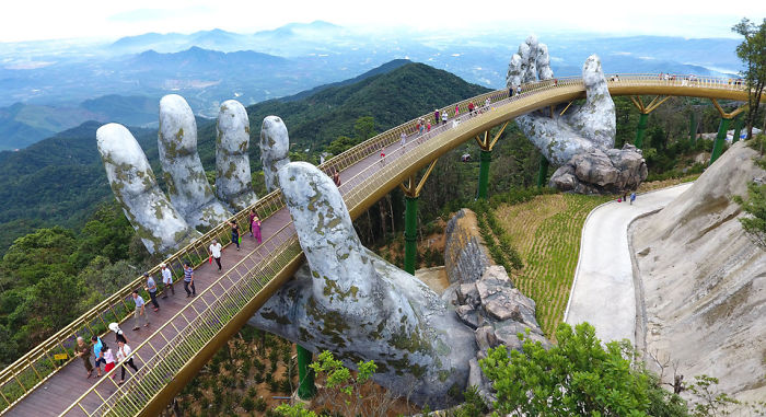 Un par de manos gigantes emergen de las colinas de Vietnam para sostener este nuevo e impresionante puente