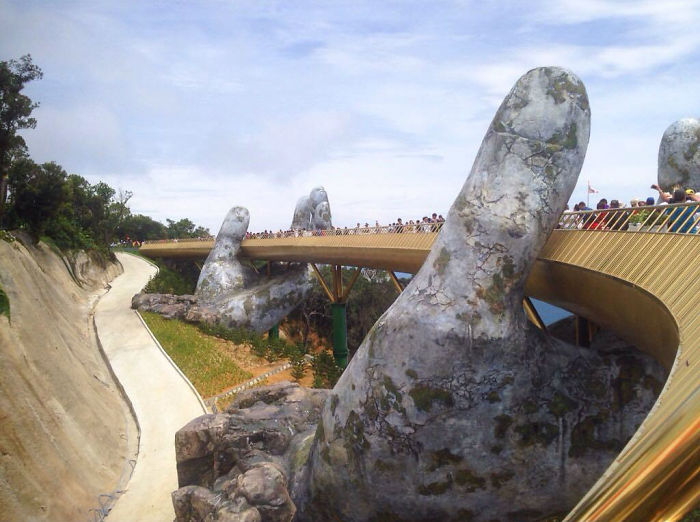 Un par de manos gigantes emergen de las colinas de Vietnam para sostener este nuevo e impresionante puente