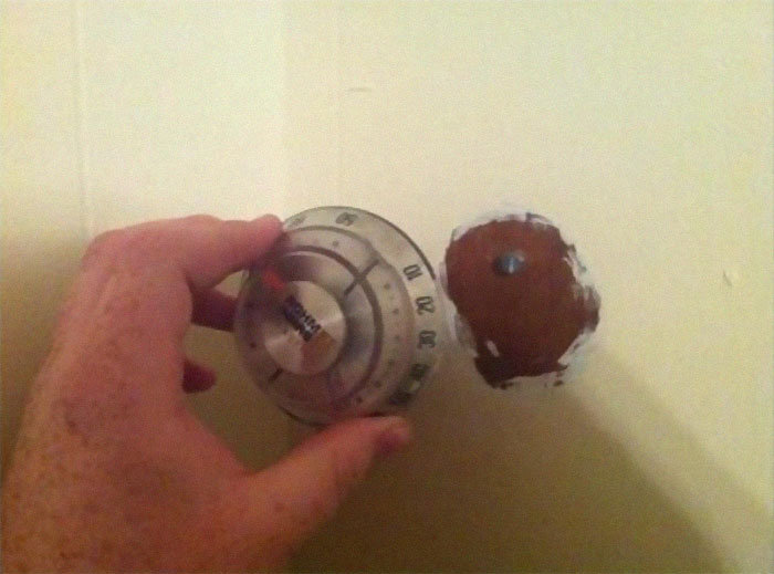 Se ha desprendido el control del termostato y resulta que estaba clavado en la pared y no controla nada