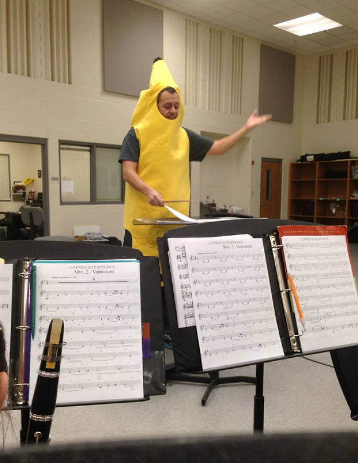 El director de la banda perdió una puesta y vino disfrazado de plátano