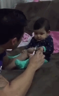 Bebé simula llorar mientras su padre le intenta cortar las uñas, luego se parte de risa