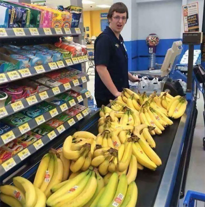 La reacción del cajero cuando vio que compré 100 plátanos