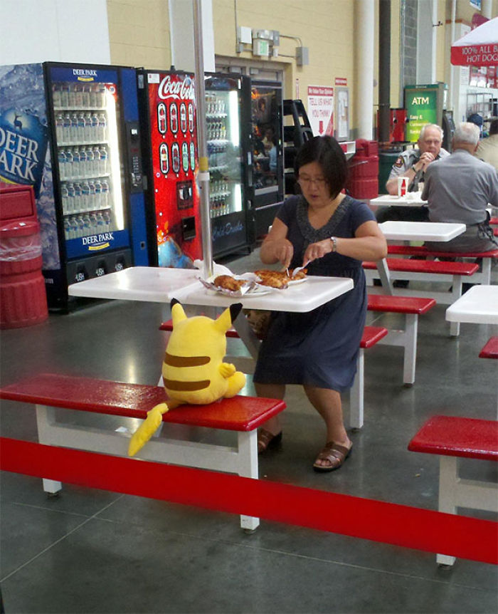 Señora en el centro comercial almorzando con Pikachu
