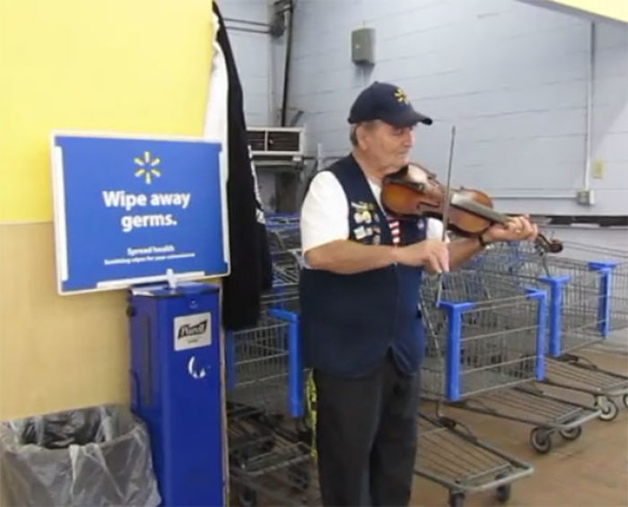 Al entrar a la tienda, te da la bienvenida este empleado tocando el violín