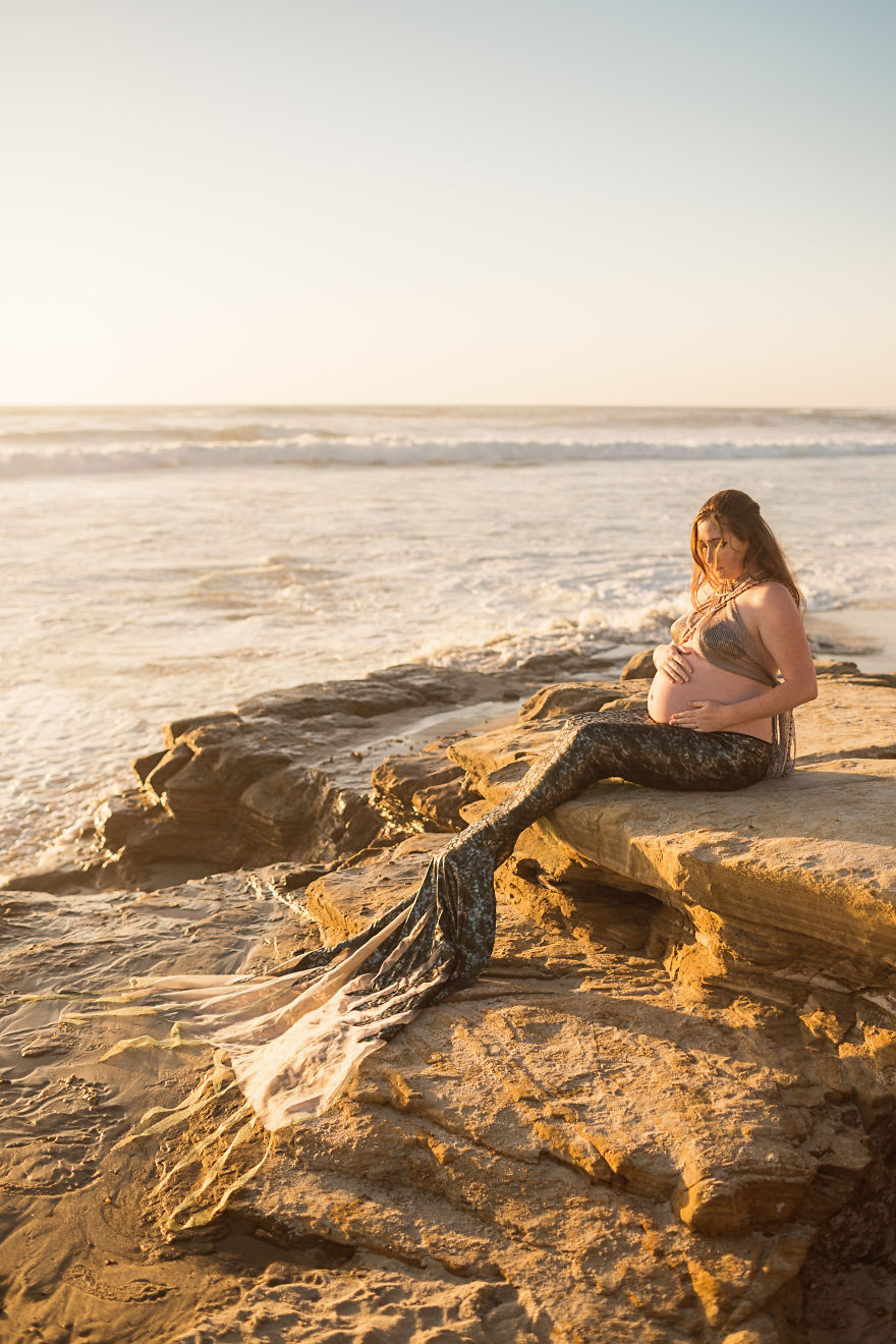 At 35 Weeks Pregnant, This Mother Turned Herself Into A Mermaid And The Results Are Glorious!