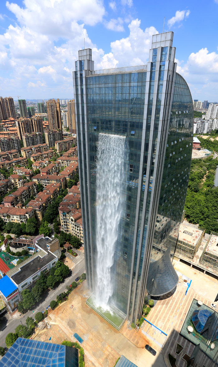 massive artificial waterfall skyscraper china guiyang 26 - Prédio com cachoeira entra em discórdia na China