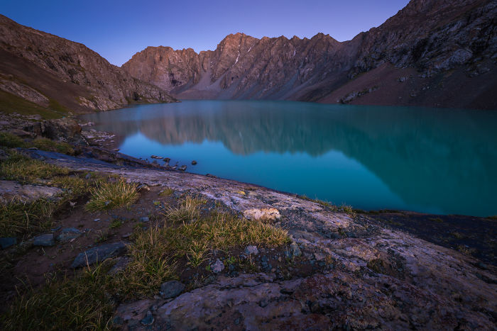 El lago Ala-Kul, a una altitud cercana a los 4000 metros, se refleja en sus aguas turquesas