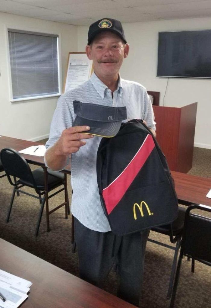 Tran un año como indigente, Phil ha conseguido trabajo en McDonalds, gracias en parte al policía que le dio ropa impia y un afeitado antes de la entrevista