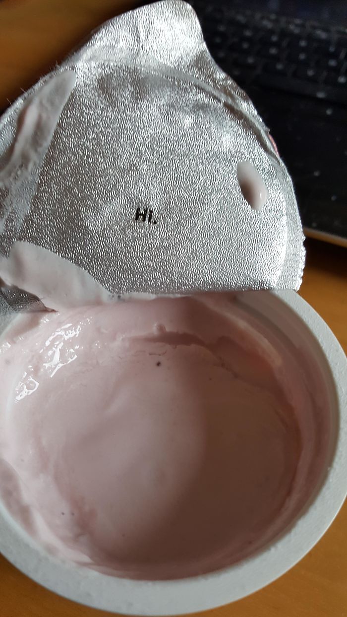 Este yogur me está diciendo hola