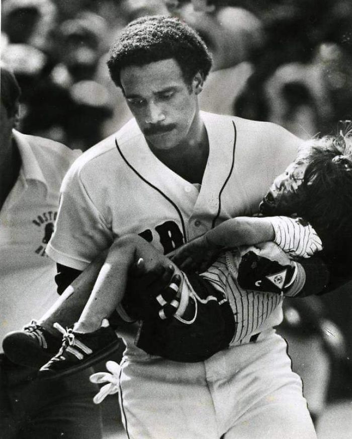 En 1982, este niño recibió un pelotazo en un partido, y en vez de esperar a la ambulancia, Jim Rice lo llevó a recibir atención médica al banquillo. Fue hospitalizado y gracias a eso salvó su vida