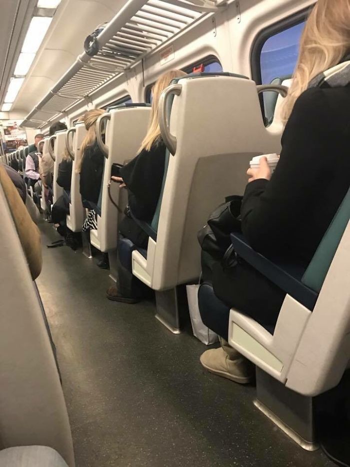 4 mujeres iguales en el tren