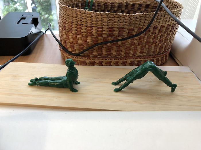 Una compañera de oficina tiene una cesta llena de soldaditos en poses de yoga