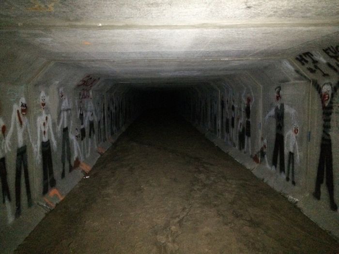 Hay un túnel de más de 1km bajo mi edificio, y alguien pintó en él