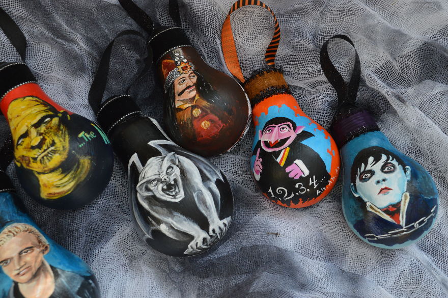 I Salvage Burnt Out Light Bulbs And Transform Them Into Hand-Painted Holiday Ornaments