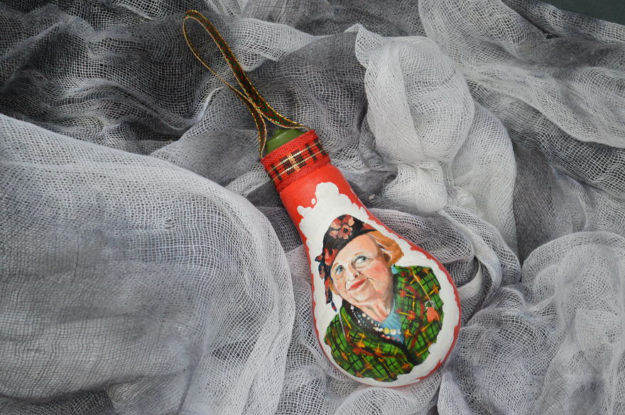 I Salvage Burnt Out Light Bulbs And Transform Them Into Hand-Painted Holiday Ornaments