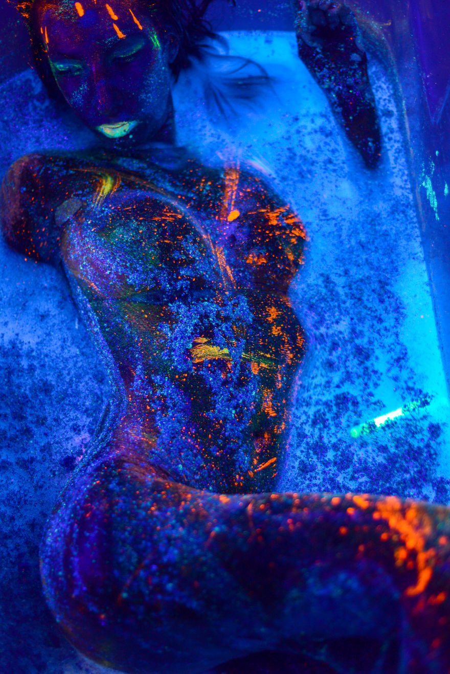 Blü A Neon Wonderland Created In An Apartment Bathroom Bathtub