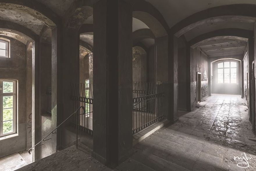 I Photographed Hundreds Of Abandoned Buildings And Tell Their Secrets