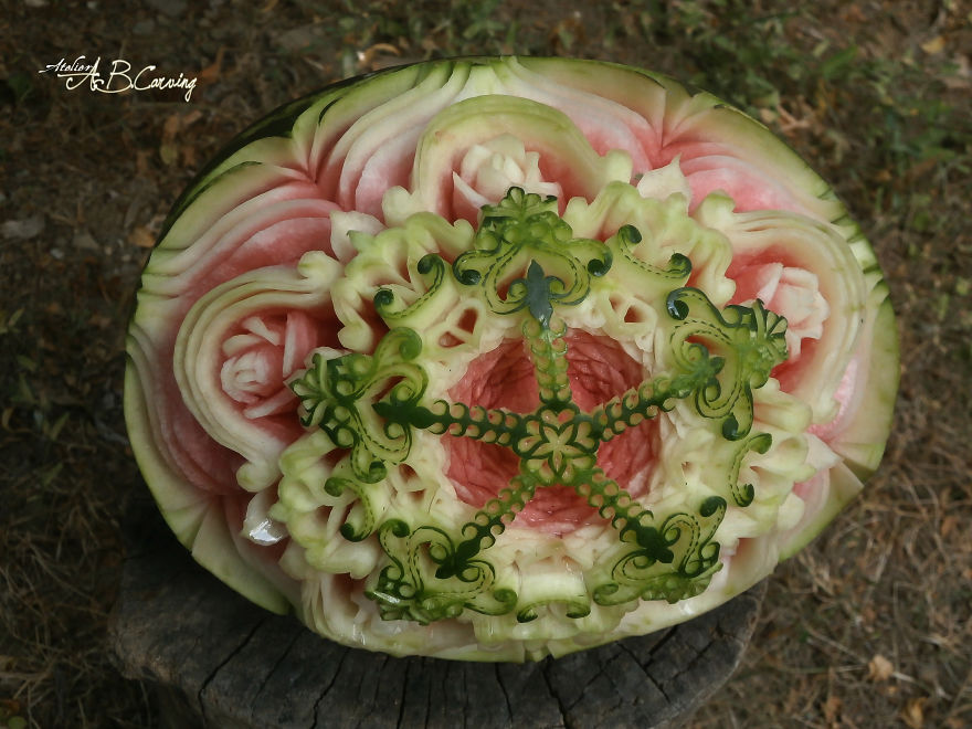 What Is Common Between A Watermelon, Art And A Knife? Scrow Down And You'll Find Out.