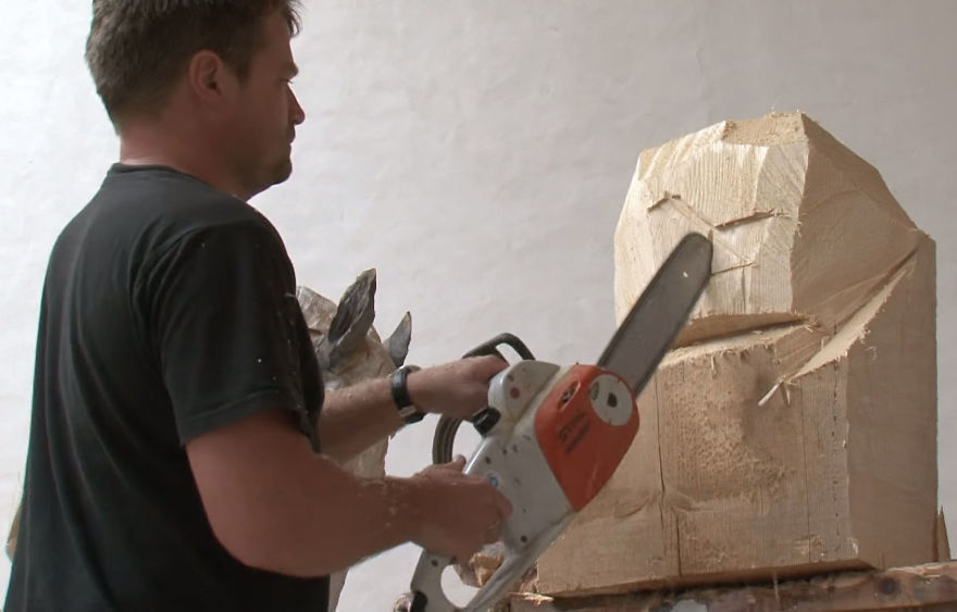 Artist Uses A Chainsaw To Transform Wood Into Stunning Sculptures