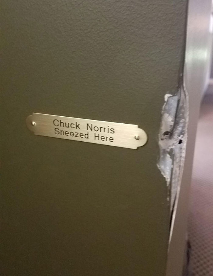 Chuck Norris estornudó aquí