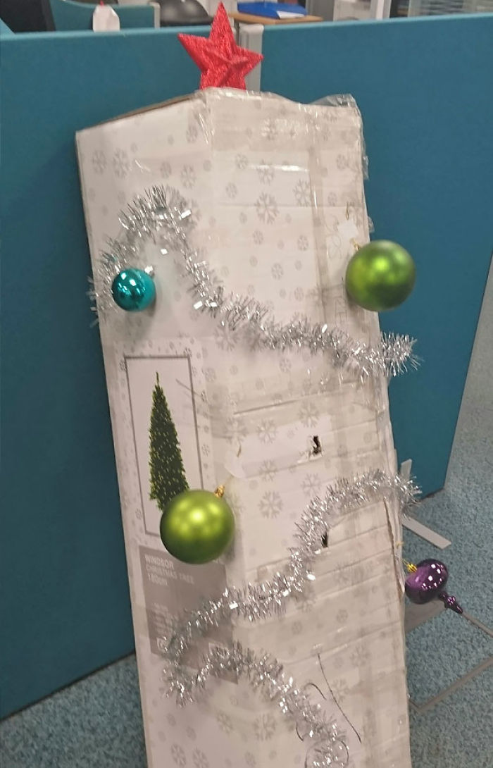 Nadie en la oficina quiere montar el árbol de Navidad y se ha pasado una semana en la caja. Hoy ha aparecido así