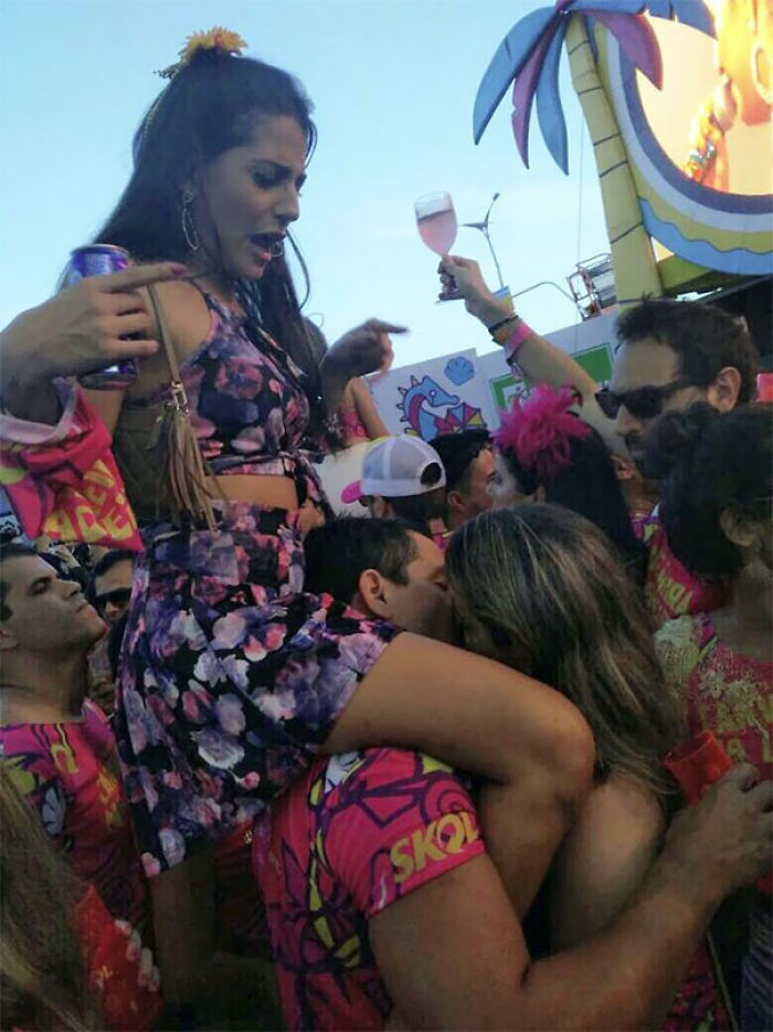 Este tipo bebió tanto en el carnaval brasileño que se le olvidó que llevaba a su novia a hombros