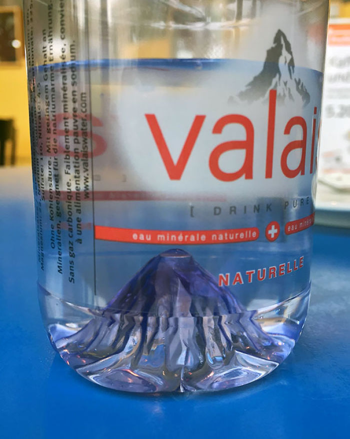 Esta botella de agua mineral suiza tiene la forma de una montaña dentro de la botella