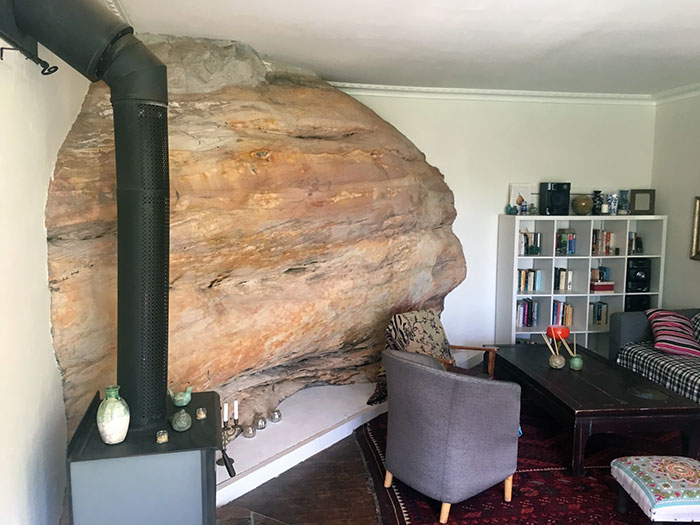 Mi sala de estar fue construida alrededor de una enorme roca de arenisca