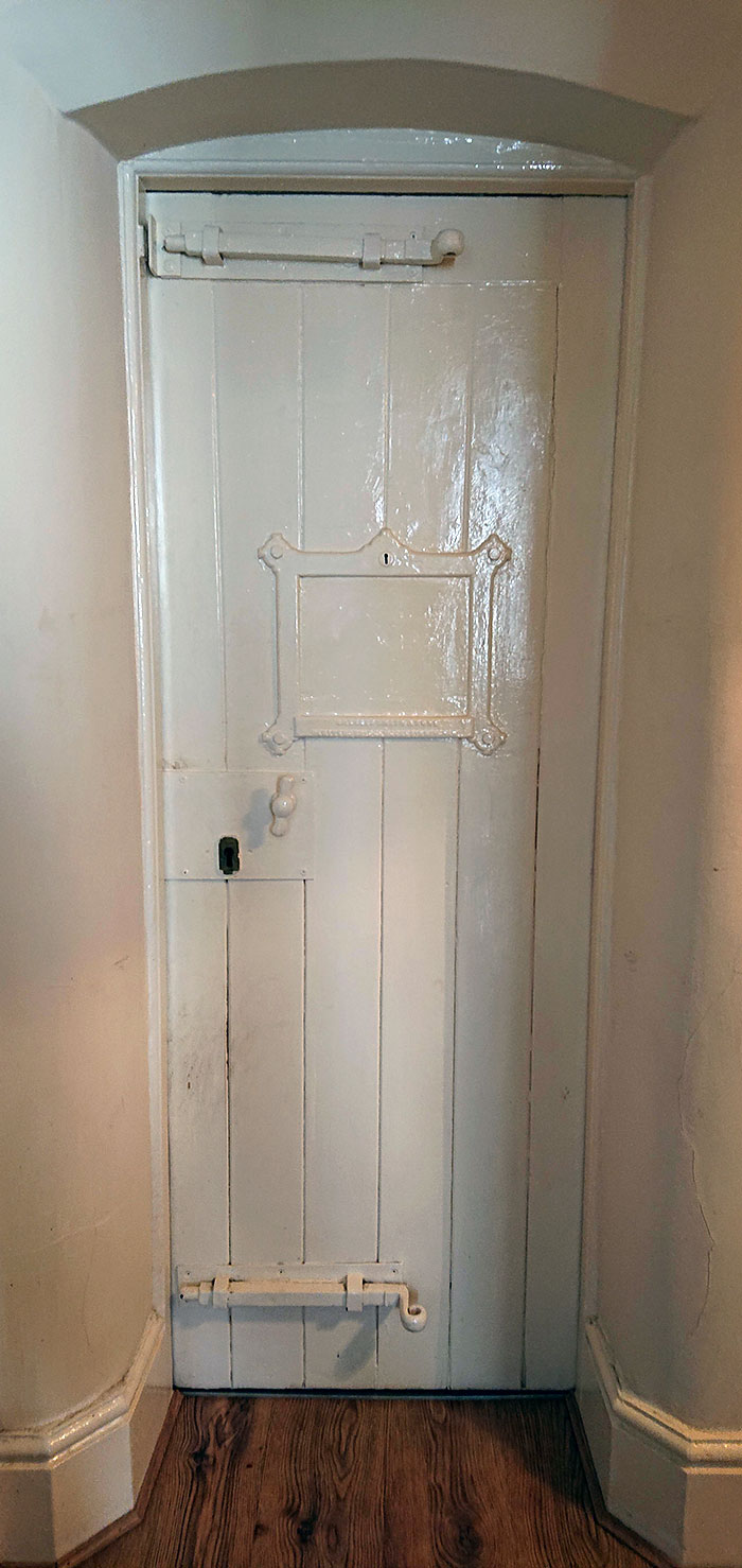Mi piso era una antigua comisaría y aún tiene las puertas originales de las celdas pero pintadas