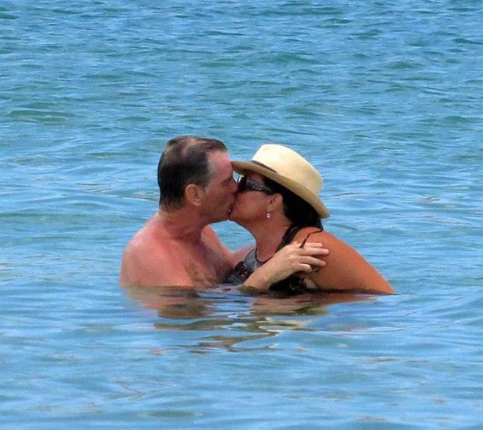 Pierce Brosnan y su esposa celebran 25 años juntos, y sus fotos te harán volver a creer en el amor