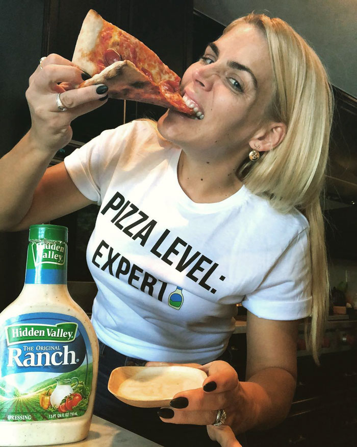 Some Idiot Tries Body-Shaming Busy Philipps, Gets A Well Deserved Lesson