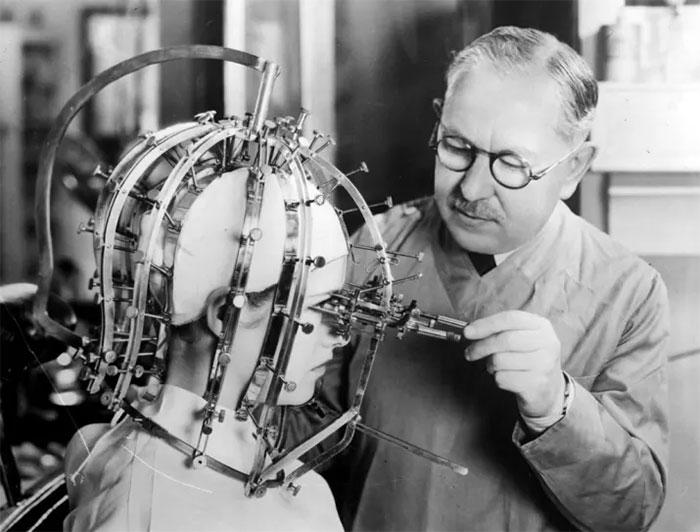 Haciendo mediciones precisas en la cabeza y rostro de una mujer, 1933