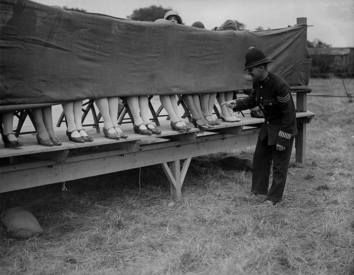 Policajt posudzuje členkovú súťaž v Hounslowe v Londýne, 1930