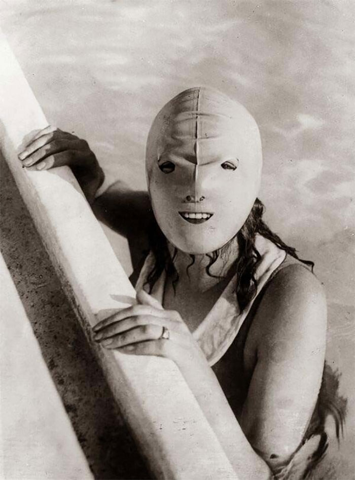 Celotvárová plavecká maska ​​pomohla chrániť ženskú pokožku pred slnkom, 20. roky 20. storočia