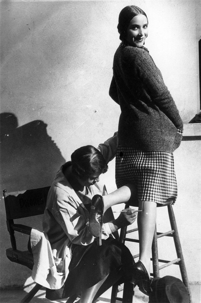 Žena, ktorá si nechala na nohe namaľovať šev, aby vyzerala, že nosí pančuchy, 1926