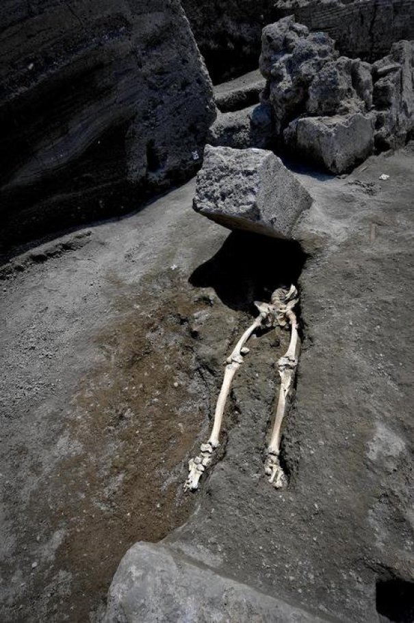 New Skeleton Found In Pompeii: This Guy Was Running From The Eruption, When A 300 Kg Boulder Hit Him Right In The Face