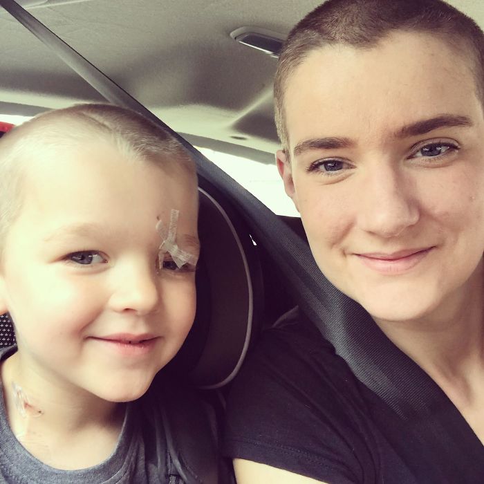 Mi hijo de 4 años ha comenzado su quimioterapia, así que nos hemos cortado el pelo igual