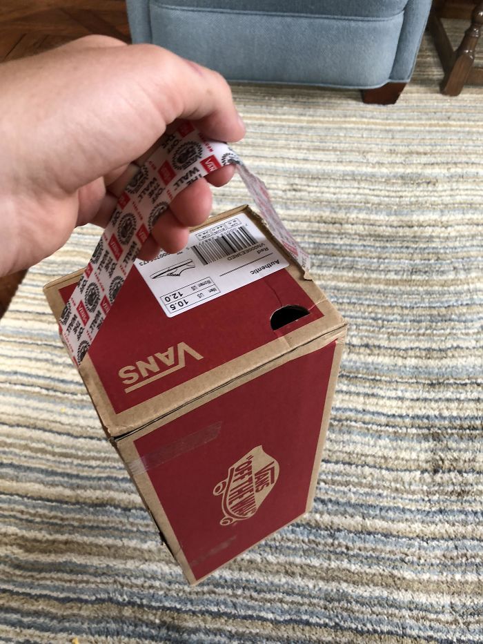 Caja de zapatos con asa en vez de meterlos en una bolsa
