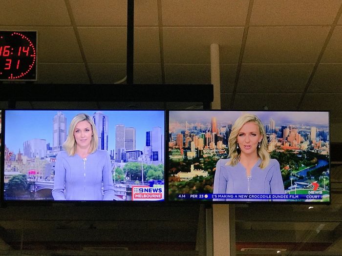 Las presentadoras de las noticias de 2 cadenas rivales llevan la misma ropa