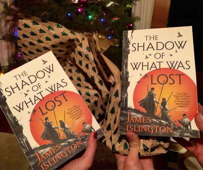 Mi esposa y yo nos compramos en navidad sin querer el mismo libro el uno al otro e incluso envuelto con el mismo papel