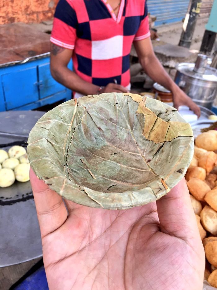 Cuencos desechables usados por los vendedores de comida en India: 3 hojas prensadas y sujetas con un trozo de bambú