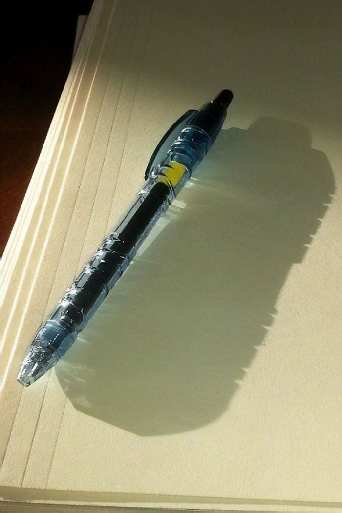 Bolígrafo hecho con botellas de agua recicladas y su sombra parece una